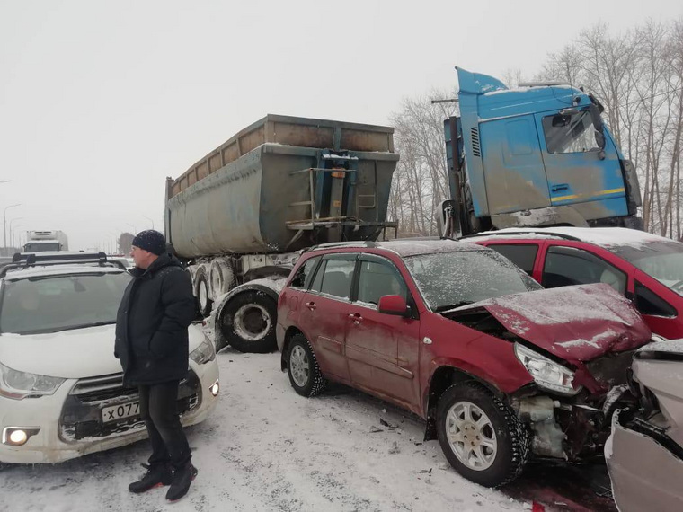 В ДТП столкнулись 13 автомобилей
