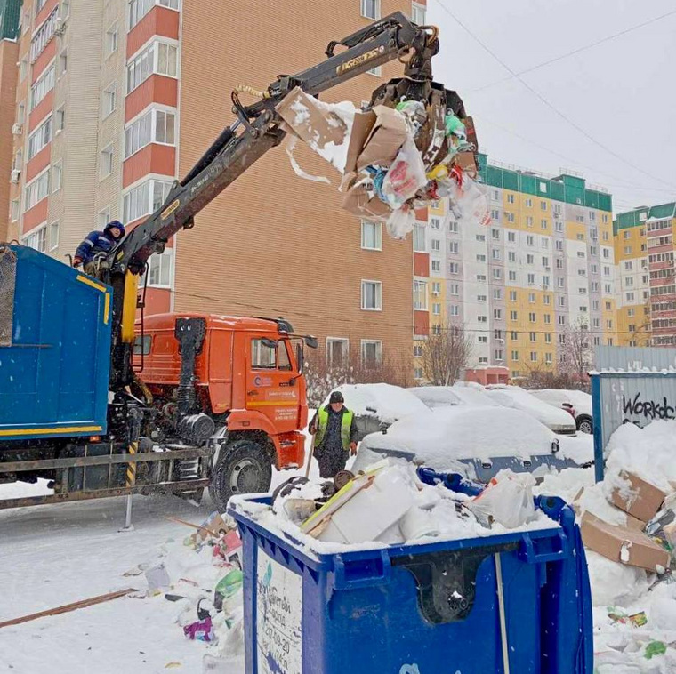 Губернатор Челябинской области Алексей Текслер распорядился увеличить количество единиц техники, которая используется для вывоза мусора, накопившегося в городах и районах после сильнейших снегопадов и за время новогодних праздников