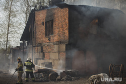 Пожар на складах. Екатеринбург, мчс, дым, локализация пожара, пожарные в касках