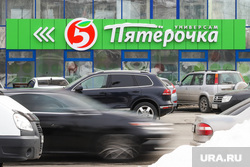 Торговая сеть «Пятёрочка». Курган , парковка, торговая сеть пятерочка, автомобильная парковка, машина, магазин пятерочка, тц пятерочка
