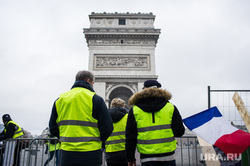 Акция протеста против повышения налога на бензин и дизельное топливо на Елисейских полях. Франция, Париж, париж, триумфальная арка, флаг франции, франция