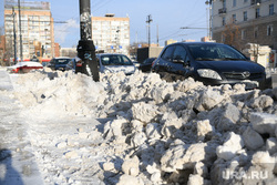Уборка снега. Екатеринбург, неубранный снег, припаркованный автомобиль