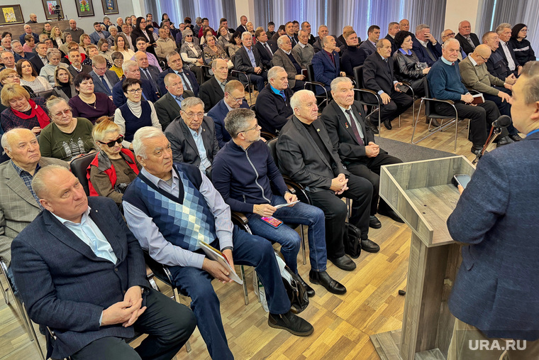 На встречу пришли ветераны и депутаты
