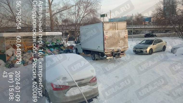 Вывезти мусор оттуда мешают неправильно припаркованные автомобили