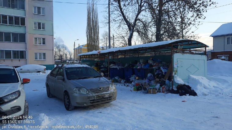 Из-за оставленных на новогодних каникулах авто мусорные контейнеры сильно переполнялись