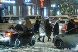 Снегопад. Екатеринбург, снег, пешеходный переход, пробка, зима, непогода, пешеходы, снегопад, автомобили, вечер