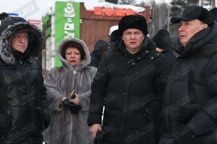 Николай Смирнягин (посередине) пообещал, что снег на обочинах уберут в ближайшие дни
