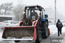 Снег в городе. Екатеринбург, уборка снега, коммунальные службы, снегопад, уборка тротуара, падает снег