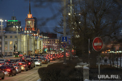 Ветреная погода в Екатеринбурге. Екатеринбург , автомобильная пробка, проспект ленина, плотинка