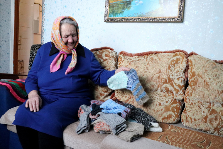 Пенсионерка Анна Кузьмовна связала 97 пар носков для бойцов в зоне СВО