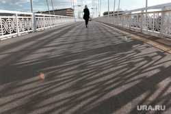 Изоляция. Тюмень., пешеходный мост, мост влюбленных, весна, самоизоляция
