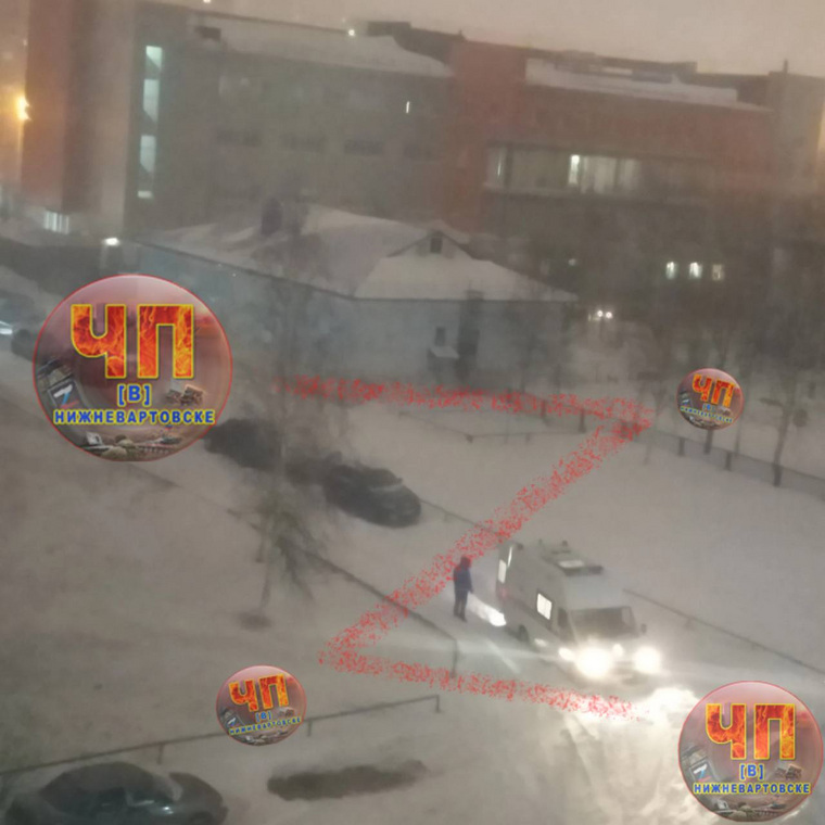 Скорая помощь застряла в снегу во дворе дома