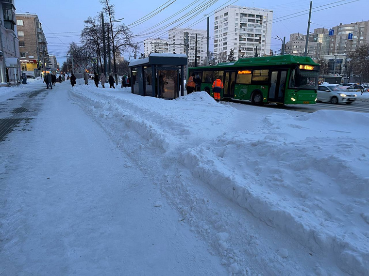 На остановке «Агроуниверситет» отметили состояние тротуара, но зафиксировали отсутствие чистых проходов к транспорту