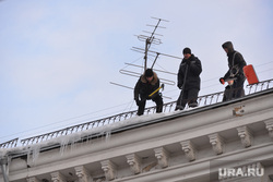 В Челябинске вице-губернатор Шаль проверил, как сбивают сосульки с крыш. Фото, видео