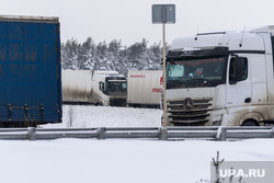 Ново-Московский тракт. Свердловская область, пробка, зима, фура, дорожный затор, грузовик, непогода, дальнобойщики, ново московский тракт, доставка грузов, трасса, большегрузный транспорт