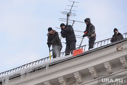 В Челябинске за наледь на крышах ответят собственники 16 магазинов и 37 домов