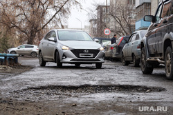 Выбоины на проезжей части. Курган, автомобили, яма, выбоина в дороге, дорога, разбитая дорога, выбоина