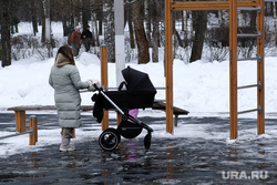 Повседневная жизнь. Москва, ребенок, коляска, мать, оттепель, родитель