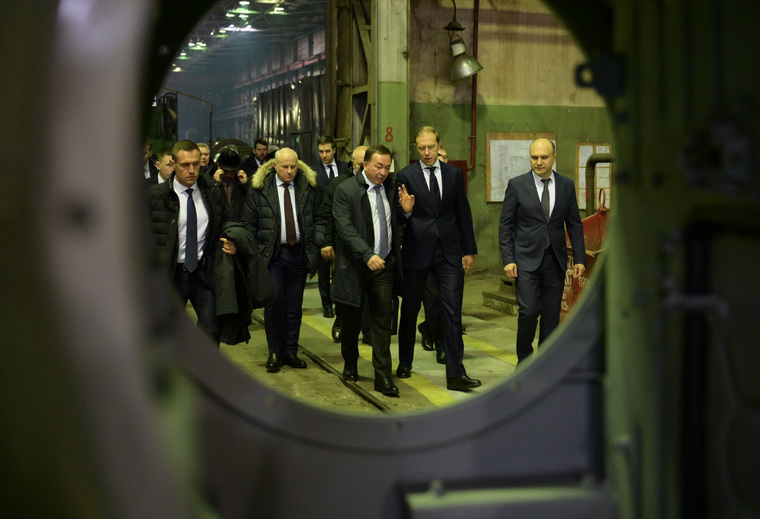На «Уралтрансмаше» Мантурову показали производство межвидового артиллерийского комплекса «Коалиция-СВ», а также ряда других артиллерийских самоходных установок…