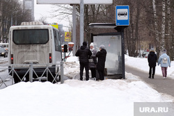 Повседневная жизнь. Москва, остановка, автобус, общественный транспорт, пассажиры