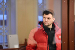 Свердловского экс-силовика, рассказавшего о трех трупах в могиле, привезли в суд. Фото, видео