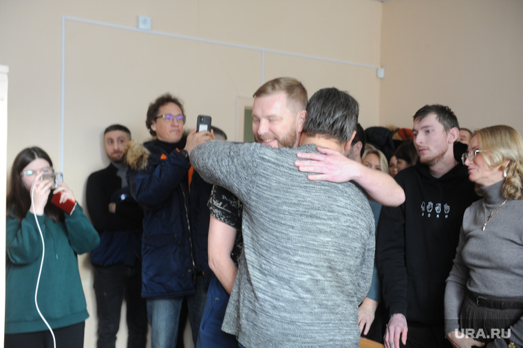 Бахаев и Смирнов обнялись в зале суда после приговора