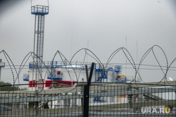 Нефтяное месторождение компании Лукойл. Красновишерский район, Пермский край, колючая проволока, нефтяное месторождение, цднг 11, цех добычи нефти, поселок романово, красновишерский район, нефтепромысел, охрана нефтепромысла