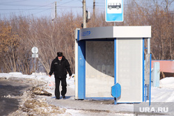 Город. Курган, пенсионер, зима, автобусная остановка, дедушка, мужчина, ожидание автобуса