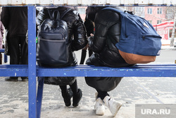 Виды города. Курган, автобусная остановка, подросток, дети, школьники