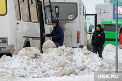 Жители Челябинска пожаловались на заваленные остановки после расчистки снега. Видео