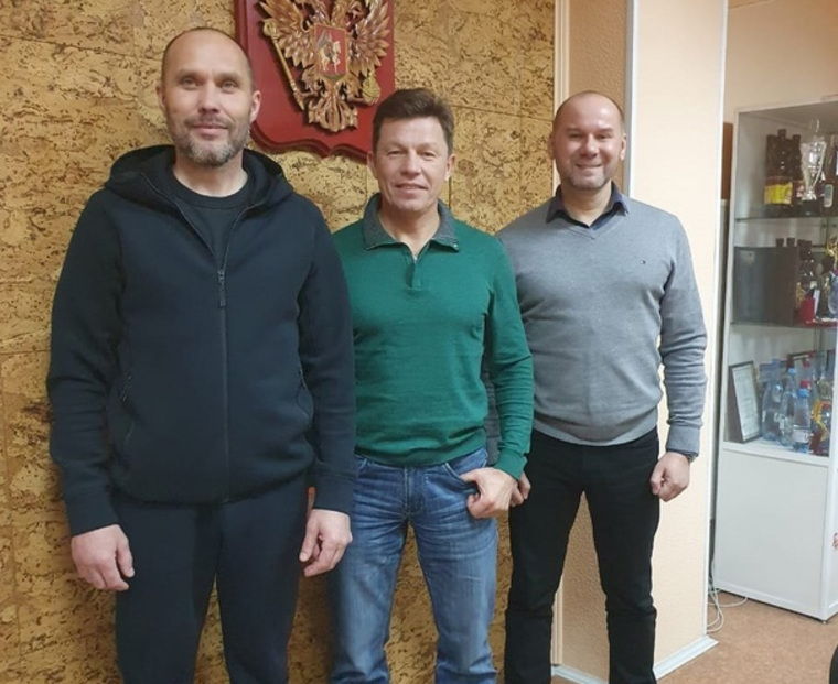 Президент Союза биатлонистов России Виктор Майгуров (на фото — в середине) посетил Курган