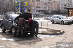 Повседневная жизнь. Москва, поломка, капот, автомобиль, мужчина, двигатель, ремонт