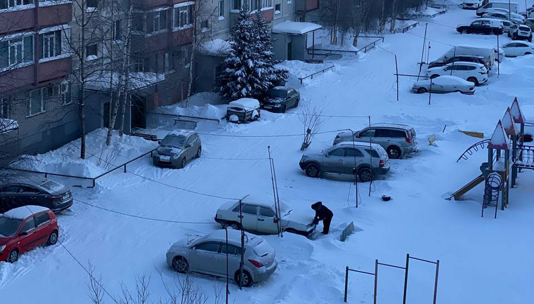 С помощью таких проводов-устройств заводят машины в городах ЯНАО