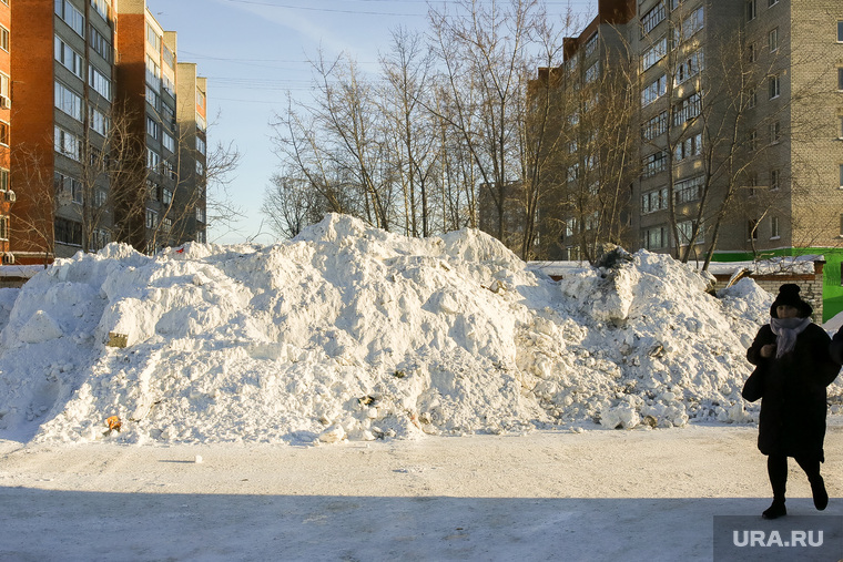 Снег во дворах. Тюмень