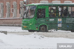 Снегопад в Екатеринбурге. Екатеринбург, снег, проезжая часть, непогода, автобус, нечищенная дорога, снегопад