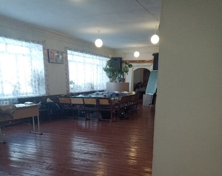 У учеников закрытой на капремонт Круглянской школы занятия проходят в клубе за теннисным столом