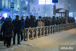 Снегопад. Екатеринбург, снег, зима, горожане, непогода, остановка общественного транспорта, снегопад, вечер, ожидание трамвая, остановка улица радищева