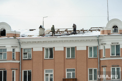 Городские зарисовки. Челябинск  , крыша, зима, жкх, ремонт кровли, капремонт, комунальщики, обрушение кровли