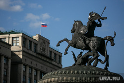 Красная площадь. Москва, госдума, государственная дума, российский флаг, памятник георгию победоносцу, триколор, флаг россии, москва