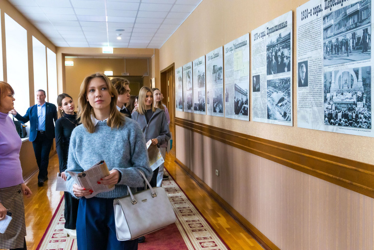 Школьники живо интересовались историей родного края на выставке, подготовленной специалистами архивной службы