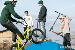 Дети на набережной. Тюмень, подростки, дети, парни, bmx, прыжок на велосипеде, самокат, экстрим-парк