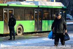 Остановки, автобусы, пассажиры. Тюмень, остановка, автобусная остановка, автобус, люди на остановке, общественный транспорт, остановка автобусная