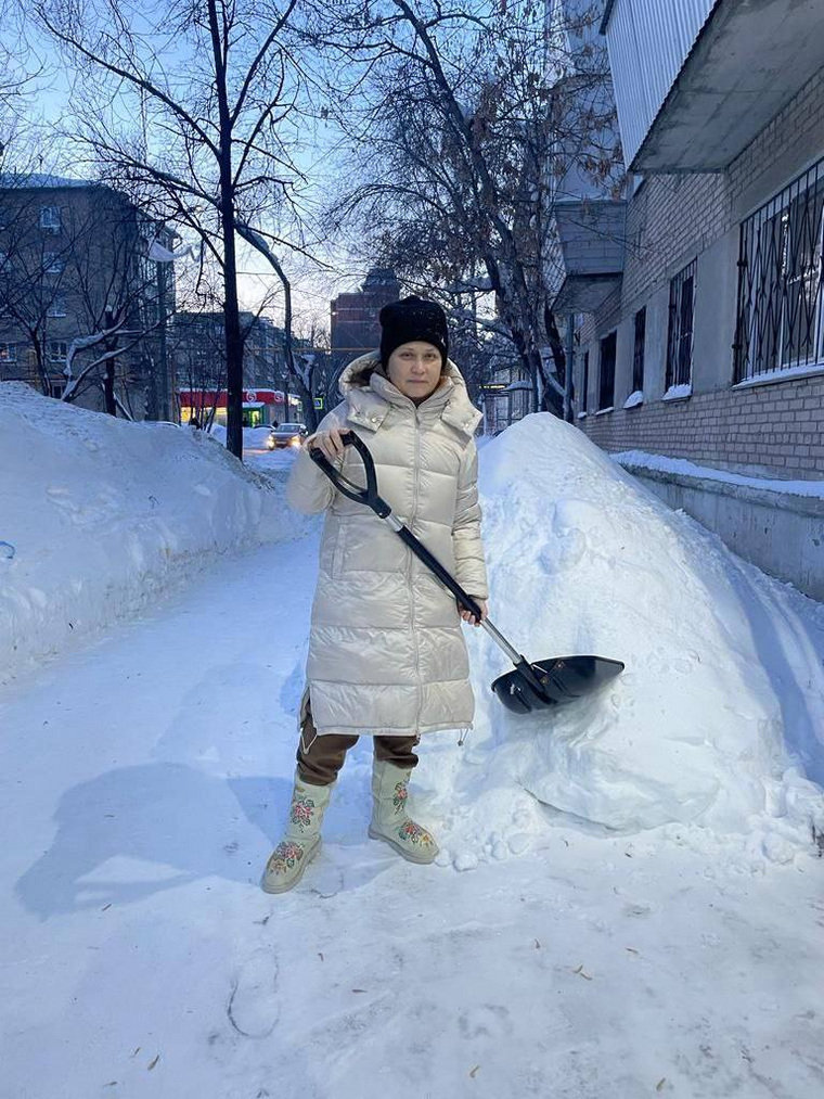 «Можно долго говорить правильные и умные слова. А можно пойти и сделать», — прокомментировала свой вклад в расчистку челябинских дворов депутат ЗСО и жена депутата Госдумы Лена Колесникова.