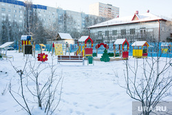 Спальные районы и жители города. Тюмень., снег, зима, детская площадка, снег в городе