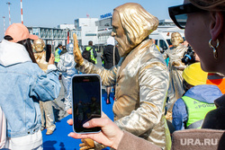 Открытие чартерных рейсов в Тюмень. Тюмень, живые скульптуры, пассажиры, аниматоры, живые статуи, туристы, авиапассажиры