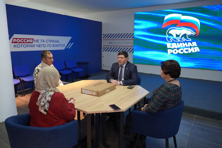 Депутат Алексей Денисенко встретился с семьей беженцев из Палестины