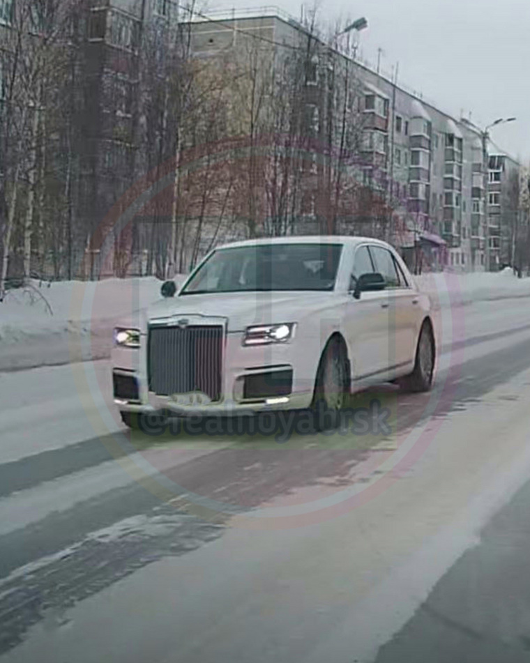 Автомобиль «Аурус Сенат» на дороге в Ноябрьске