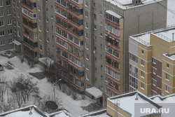 Ветреная погода в Екатеринбурге. Екатеринбург , многоэтажка, ипотека, вторичное жилье, снегопад
