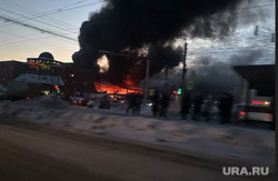 В Челябинске горит крупный вещевой рынок «Восточный город». Онлайн-трансляция