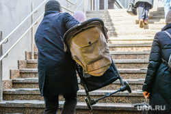 Весенний день. Челябинск, ребенок, коляска, младенец, семья, родители, отец, демография, забота